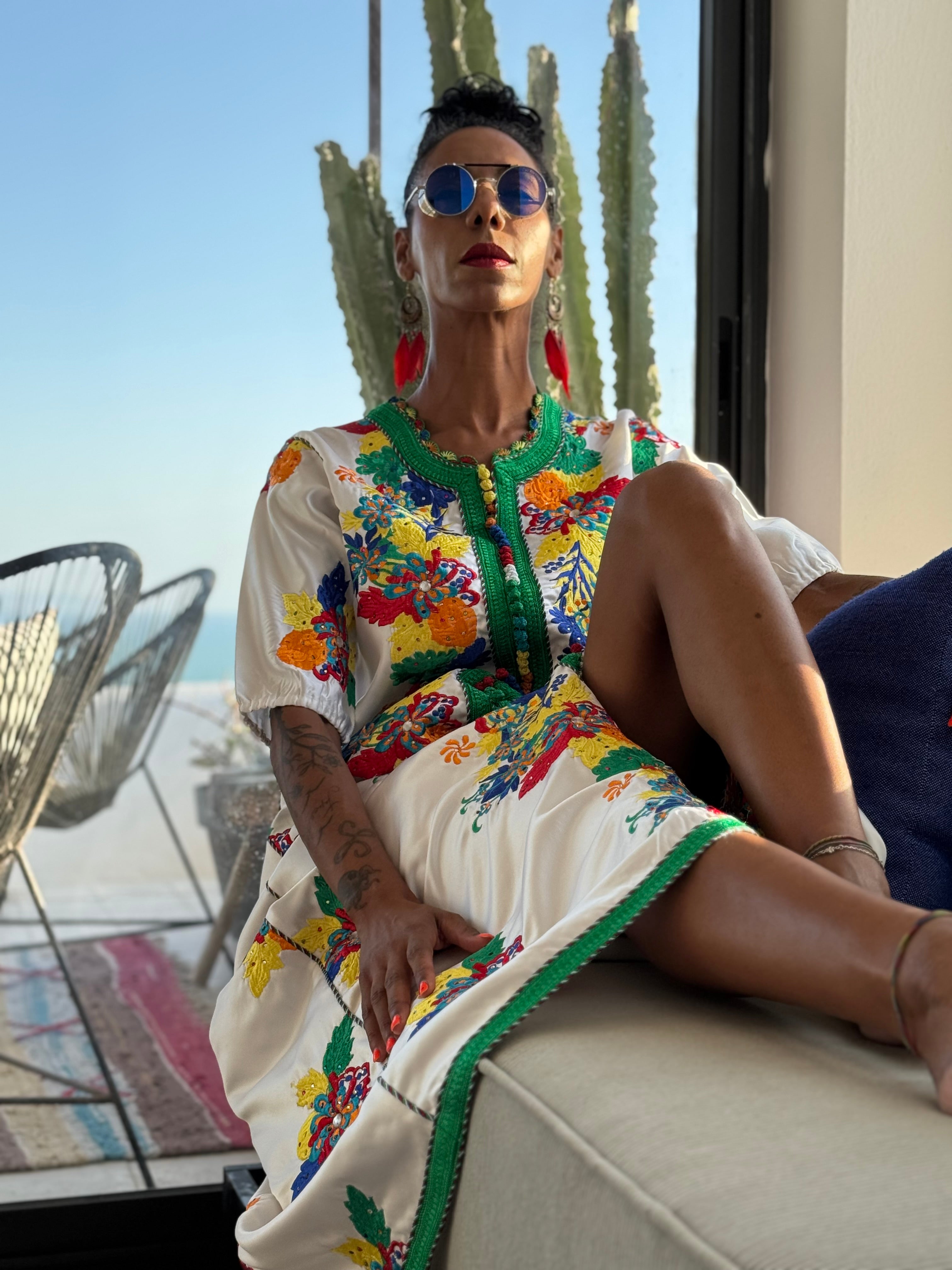 Caftan jardin fleuri. Broderie  fleurs en vert et rouge.
