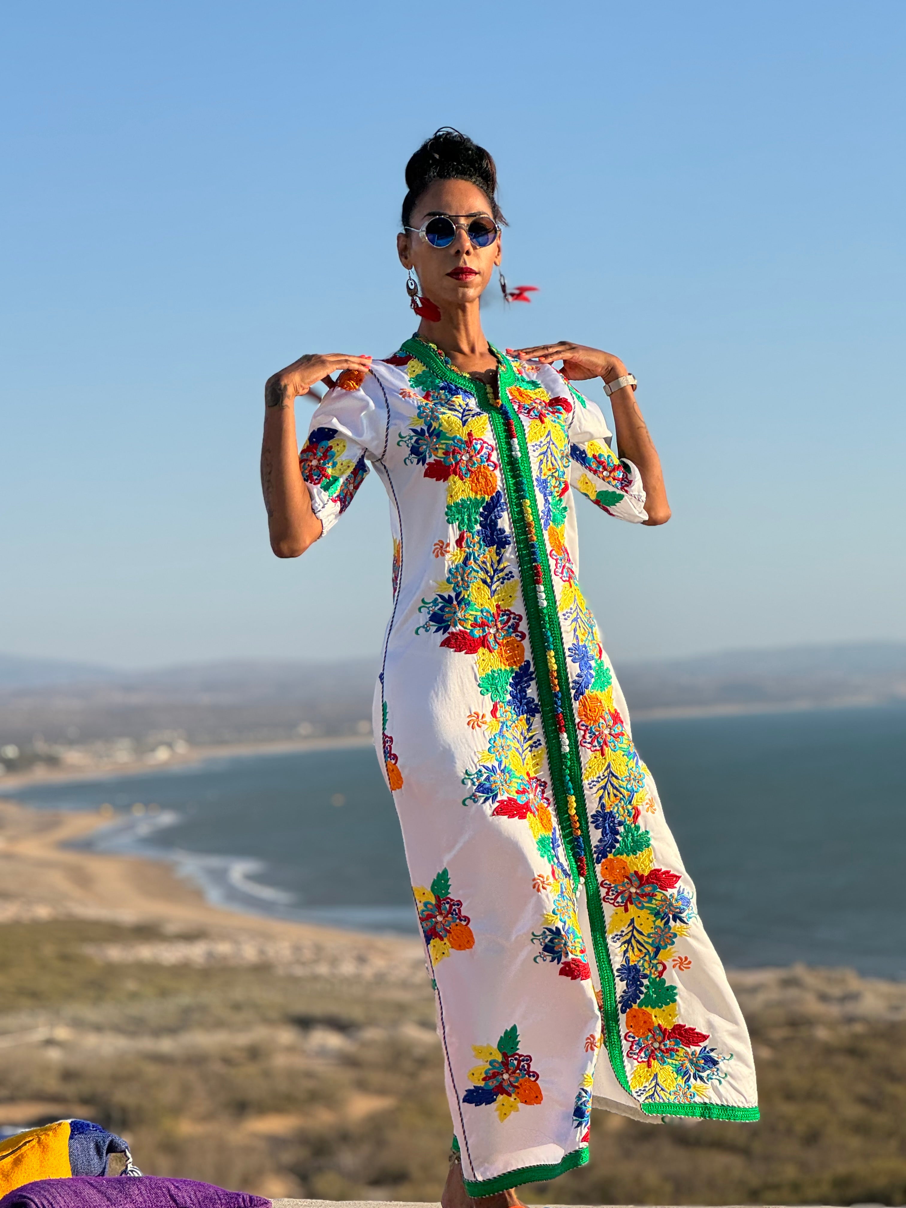 Caftan jardin fleuri. Broderie  fleurs en vert et rouge.