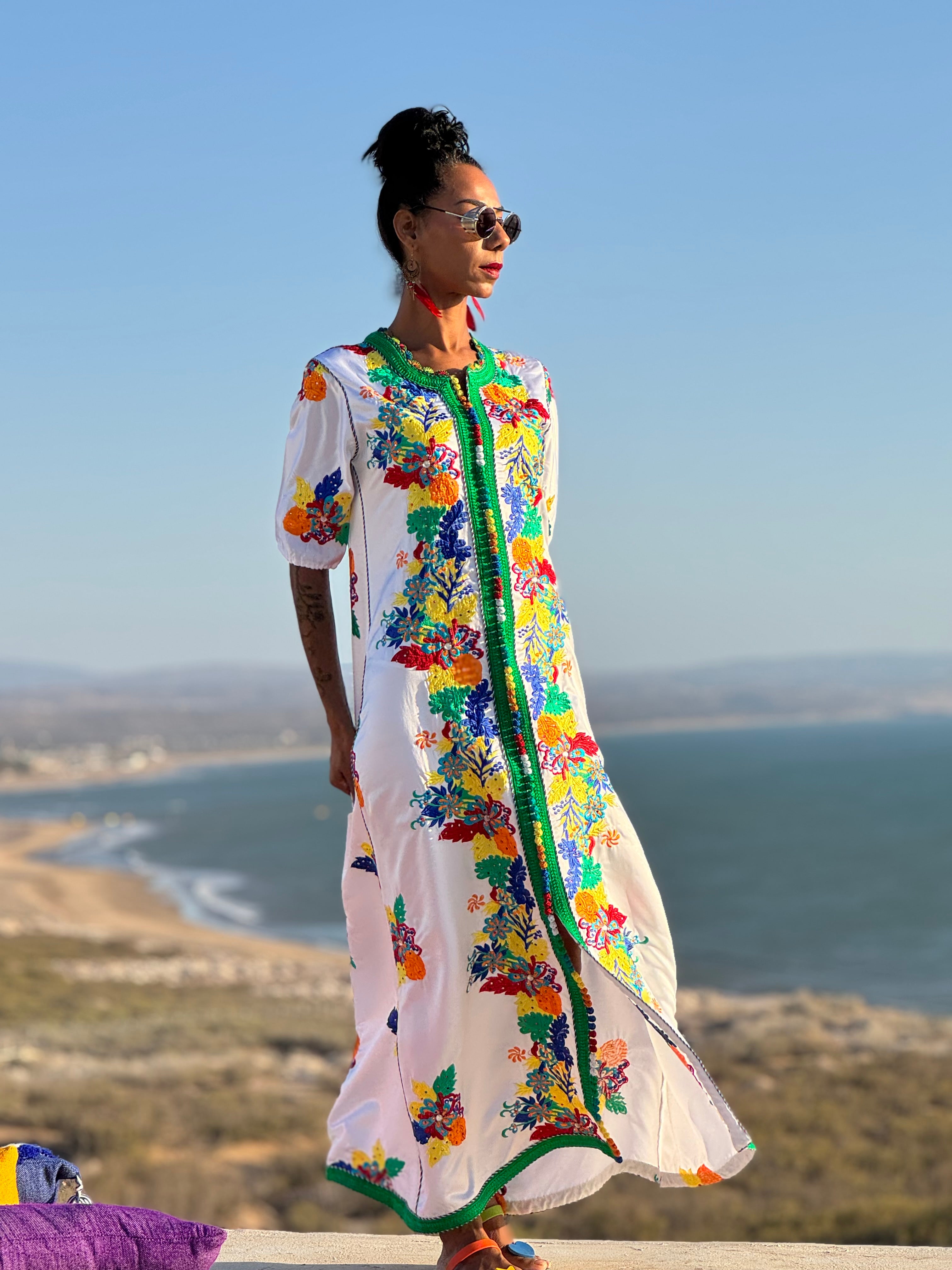 Caftan jardin fleuri. Broderie  fleurs en vert et rouge.
